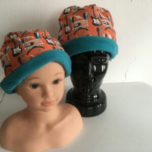 Bonnet en sweat doux aux motifs vintage-guitares et K7 -3K